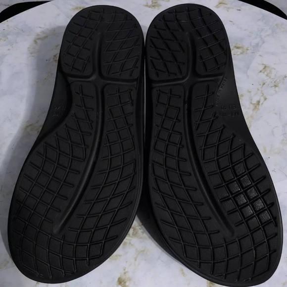 Oefos Comfort Slides Men's size 7 Women's Size 9 Black #W9 - Picture 7 of 8